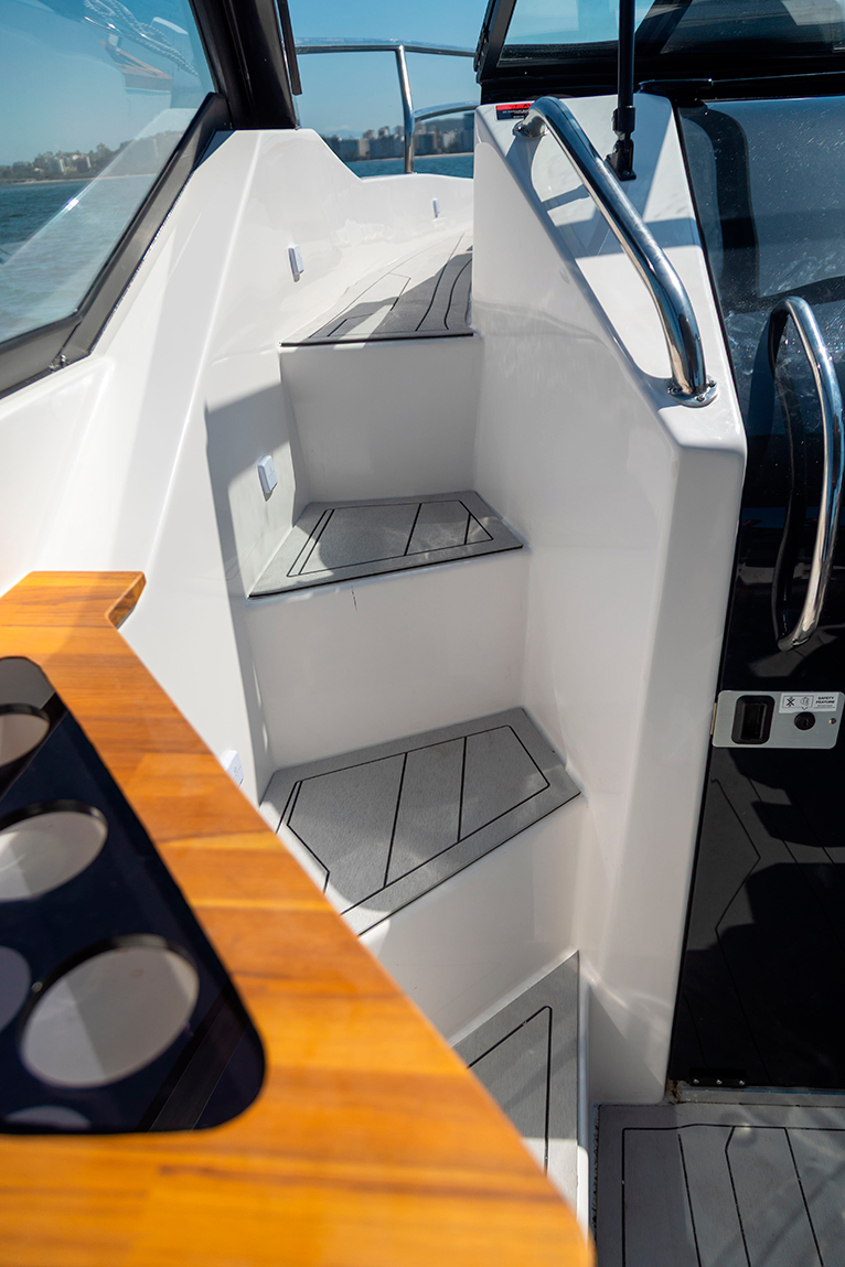 Zath 348 HT Outboard: design europeu, navegabilidade e muito espaço a bordo